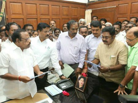 கவிழ்கிறது எடப்பாடி ஆட்சி? அடுத்த முதல்வர் தினகரன்... பக்கா பிளான் ரெடி