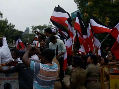 புதுக் கொடியுடன் மனுத் தாக்கல் செய்ய வந்த தினகரன்.. நடுவுல அண்ணாவைக் காணோம்!!!