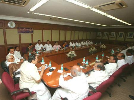 பெரும்பான்மையை இழந்த அதிமுக அரசு பதவி விலக வேண்டும்.. திமுக உயர்நிலைக்குழு கூட்டத்தில் தீர்மானம்!