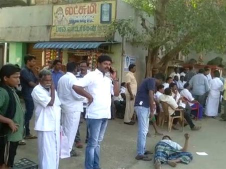 ஆர்.கே.நகர்.. ரணகளத்திலயும் இவருக்கு வந்த கிளுகிளுப்பைப் பாருங்களேன்