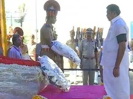 சென்னை வந்தது வீரமரணமடைந்த பெரியபாண்டியின் உடல்! விமான நிலையத்தில் முதல்வர் அஞ்சலி!