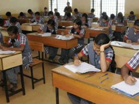 பசங்க காப்பி அடிச்சா டீச்சர் கிட்ட சொல்லலாம்….. டீச்சரே காப்பியடிச்சாஆஆ.....