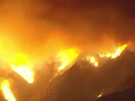 லாஸ் ஏஞ்சல்ஸில் வேகமாக பரவும் காட்டுத் தீ.. ஊரை காலி செய்யும் மக்கள்