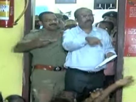 தன்னெழுச்சி கிளர்ச்சியாக வெடித்த மீனவர்களின் போராட்டம்... ஆட்சியர் சிறைபிடிக்கப்பட்டதால் பரபரப்பு!