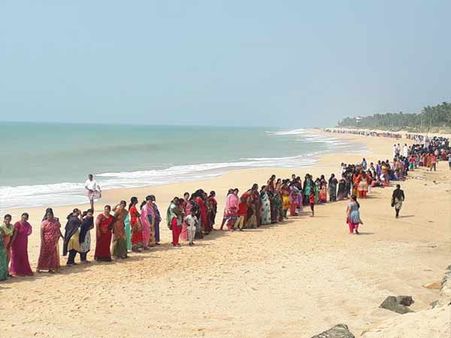 மாயமான மீனவர்களை மீட்டுத்தரக்கோரி நாகையில் பெண்கள் கடலில் இறங்கி போராட்டம்!