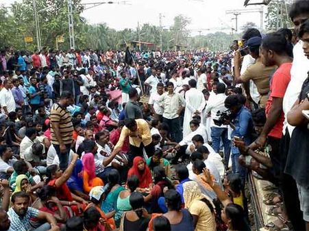 மீனவர்களை மீட்டுத்தாங்க.. கொட்டும் மழையிலும் குமரி மாவட்டத்தில் மக்கள் ரயில் மறியல்