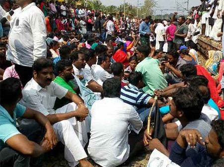 ஓகி புயலில் சிக்கிய மீனவர்களை மீட்பதில் அலட்சியம்-கேரளாவில் அடைக்கலமாவோம் என குமரி மக்கள் எச்சரிக்கை