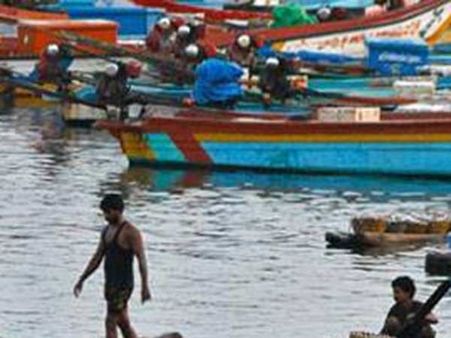 புயலுக்கு நடுவே மாயமான 102 மீனவர்களின் நிலை என்ன? உறவினர்கள் கலக்கம்.. தேடும் பணி தீவிரம்