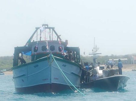 இலங்கை கடற்படையின் தொடரும் அட்டூழியம்: தமிழக மீனவர்கள் 27 பேர் கைது