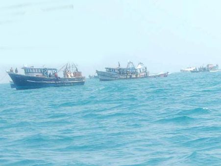 தமிழக மீனவர்களின் படகுகள் மீது இலங்கை கடற்படை துப்பாக்கிச்சூடு: மீன்பிடி சாதனங்கள் சேதம்