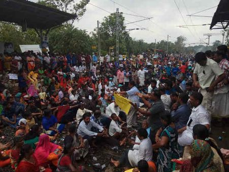 குமரி மீனவர்கள் தொடர் ரயில் மறியல் போராட்டத்தால் 5 ரயில்கள் ரத்து