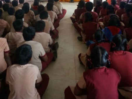 அரசுப் பள்ளிகளில் ஆங்கில வழி கல்வியை ஊக்குவிக்க சுவர் ஓவியம்... நெல்லையி அசத்தல் முயற்சி!