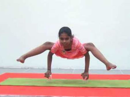 யோகாவில் கலக்கல்.. அமெரிக்க பெண்ணின் சாதனையை அசால்ட்டாக முறியடித்த தமிழக மாணவி!