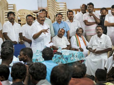 செய்தியாளர்களை தவிர்த்து கேமராமேன்களுக்கு மட்டும் பேட்டியளித்த அமைச்சர் ஜெயக்குமார்!