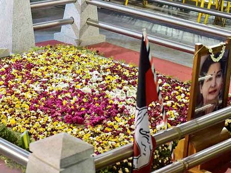 ஜெயலலிதா முதலாண்டு நினைவுதினம்... மெரீனாவில் அதிமுக தொண்டர்கள் அஞ்சலி