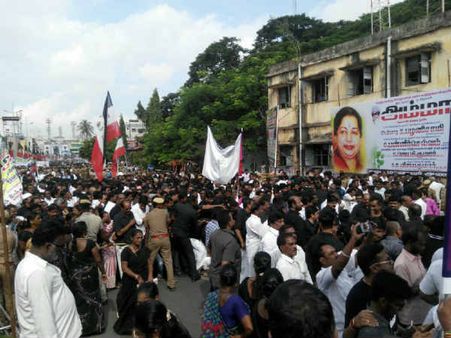 இன்றைக்கு மட்டும் கருப்பு சட்டை போட்டு இத்தனை பேரை மெரினாவில் எப்படி அனுமதித்தது காவல் துறை ?
