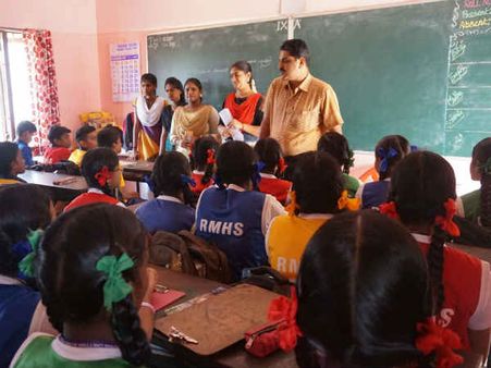 ஆங்கிலத்திலும் அசத்தலாம்...காரைக்குடி பள்ளி மாணவர்களுக்கு மொழித் தொடர்பு திறன் பயிற்சி