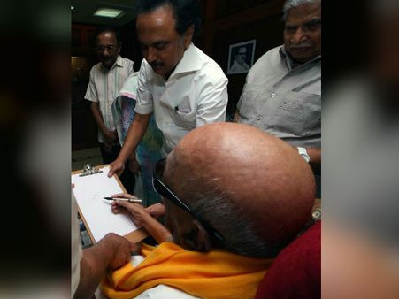 அறிவாலயத்தில் கருணாநிதி கையெழுத்திட்டதும்... கன்னத்தை வருடி திருஷ்டி கழித்த துரைமுருகன்