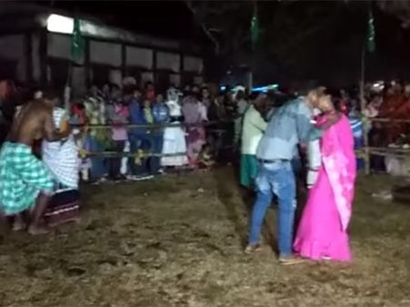 தம்பதிகளுக்கான முத்த போட்டி நடத்திய எம்.எல்.ஏ.: வைரல் வீடியோ