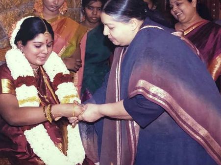 வளையல் போட்ட ஜெ.. 12 வருடங்களுக்குப் பிறகு போட்டோக்களை பகிர்ந்த கிருஷ்ணப்பிரியா!