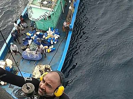 லட்சத்தீவு அருகே கடலில் தத்தளித்த தமிழக மீனவர்கள் 180 மீட்பு.. மத்திய அரசு தகவல்