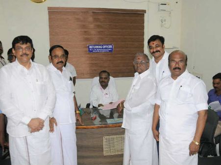 'நான் பேசுறது கரெக்டா'... ஜெயக்குமாரிடம் கேட்டுக்கொண்டே பேட்டியளித்த மதுசூதனன்!