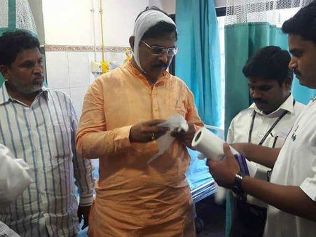 தீயாய் எரியும் நதிநீர் பிரச்சினை.. போர்க்களமான பெங்களூர்.. மாஜி துணை முதல்வர் மண்டை உடைப்பு