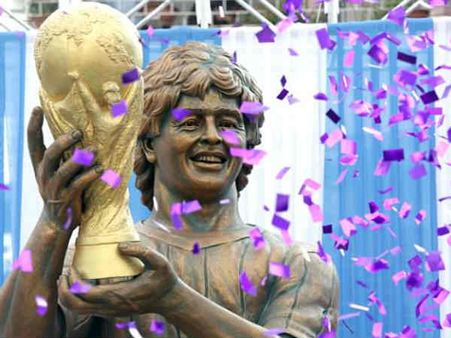 தன் சிலையைத் தானே திறந்து வைத்த தானைத் தலைவன் மாரடோனா.. கொல்கத்தாவில் கோலாகலம்