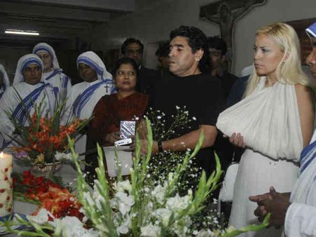 மதர் தெரசாவிற்காக மீண்டும் கால்பந்து விளையாடும் மாரடோனா... கொல்கத்தாவில் களம் இறங்குகிறார்