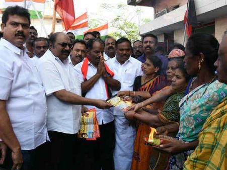 குஜராத்தில் திகு திகு.. ஆர்.கே.நகரில் விறுவிறு.. நாளையோடு முடிகிறது தேர்தல் பிரச்சாரம்