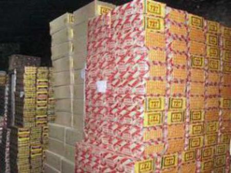 தொடர் மழை எதிரொலி - பல லட்ச ரூபாய் தீப்பெட்டி பண்டல்கள் தேக்கம்