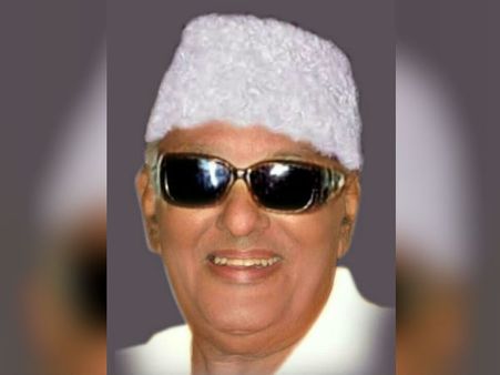 உங்களைப் பார்த்தா அப்படியே எம்ஜிஆர் மாதிரி சும்மா தகதகன்னு இருக்கீங்க!