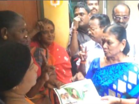 மதுசூதனனுக்கு வாக்களித்தால் 'ஸ்கூட்டர்' கிடைக்கும்... அமைச்சரின் விதிமீறல் வாக்குறுதி வீடியோ!