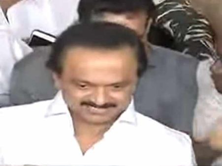 சென்னை வந்த கனிமொழி, ஆ.ராசா... விமான நிலையத்திற்கு நேரில் வந்து வரவேற்ற ஸ்டாலின்