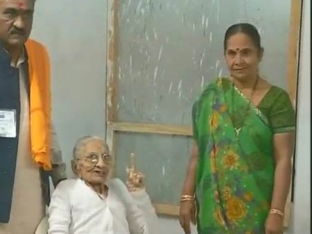 காந்திநகரில் மோடியின் தாயார் ஹீராபென் வாக்களித்தார்!