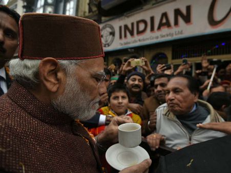 ரோட்டோர கடையில் காப்பியை ருசித்த பிரதமர் மோடி