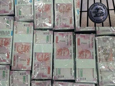2.5 லட்சம் கோடி 2000 ரூபாய் நோட்டுகளை பதுக்கி வைத்துள்ளதா ஆர்பிஐ.. பரபரக்கும் சர்ச்சை!