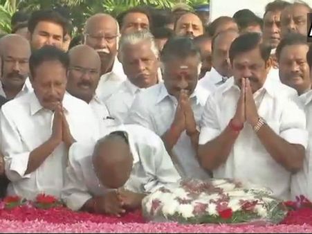 இன்னும் பல நூறாண்டு அதிமுக ஆட்சி நடத்தும்.. எம்.ஜி.ஆர் சமாதியில் ஈபிஎஸ்-ஓபிஎஸ் உறுதிமொழி