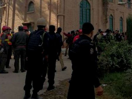 பாகிஸ்தானில் தீவிரவாத தாக்குதல்.. பெண் வேடம் அணிந்து துப்பாக்கியால் சுட்ட தாலிபான்