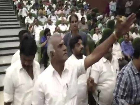 விஷாலுக்கு கடும் எதிர்ப்பு... தயாரிப்பாளர் சங்க பொதுக் குழு பாதியிலேயே நிறுத்தம்