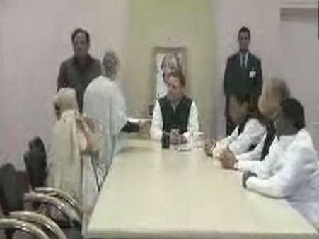 காங்கிரஸ் கட்சி தலைவர் பதவிக்கு மூத்த தலைவர்கள் ஆசியோடு வேட்புமனு தாக்கல் செய்த ராகுல் காந்தி