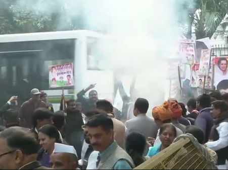 ஏற்கனவே காற்று மாசால் திணறும் டெல்லி.. சரமாரியாக வெடிகளை கொளுத்திபோட்ட காங்கிரஸ் தொண்டர்கள்!