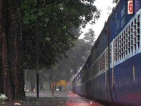 ஓகி புயல் தாக்கம்: கன்னியாகுமரி ரயில் சேவைகள் மாற்றியமைப்பு