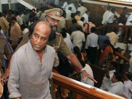 ரஜினியின் முகம் பார்க்க காலையில் இருந்து போயஸ் கார்டனில் காத்துக்கிடக்கும் ரசிகர்கள்!