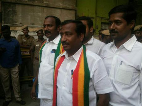 ஆர்கே நகரில் தினகரனுக்கு தொப்பி சின்னம் இல்லை.. ந.கொ.மு.க வேட்பாளருக்கு ஒதுக்கீடு!