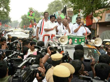 திறந்த ஜீப்பில் ஓபிஎஸ், ஈபிஎஸ் பிரச்சாரம்... ஆர்கே நகரில் தாரை தப்பட்டைகளோடு அதகளம்!