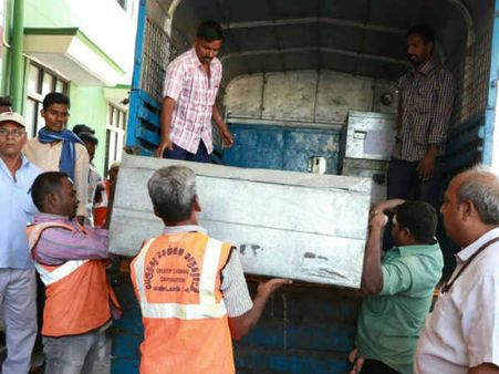 ஆர்.கே நகர் இடைத்தேர்தலுக்காக தொகுதிக்கு கொண்டு செல்லப்பட்ட வாக்குப்பதிவு இயந்திரங்கள்