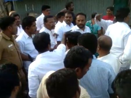 ஆர்கே நகரில் காவல்நிலையங்கள் முற்றுகை... பணப்பட்டுவாடாவை தடுக்கவில்லை என திமுக போராட்டம்!