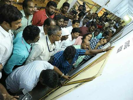 ஆர்.கே. நகர் தொகுதியில் வெல்லப் போவது யார்?: வாக்கு எண்ணிக்கை தொடங்கியது!