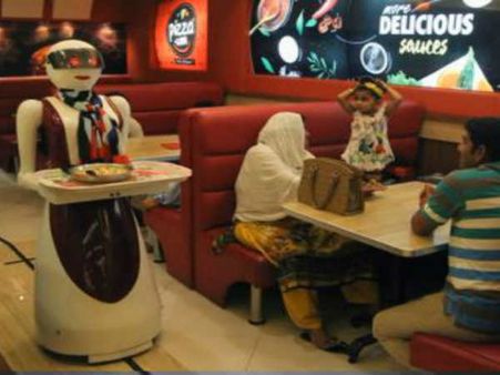 சர்வர் வேலை பார்க்கும் 4 ரோபோட்கள்.. சென்னை ஹோட்டல் நிகழ்த்திய சாதனை!